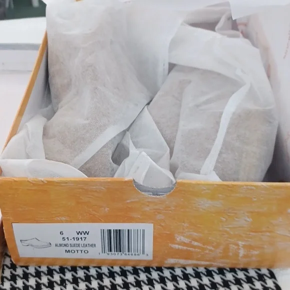 Bella Vita Motto Almond Suede Leather Clogs 6WW - NIB - Picture 8 of 10